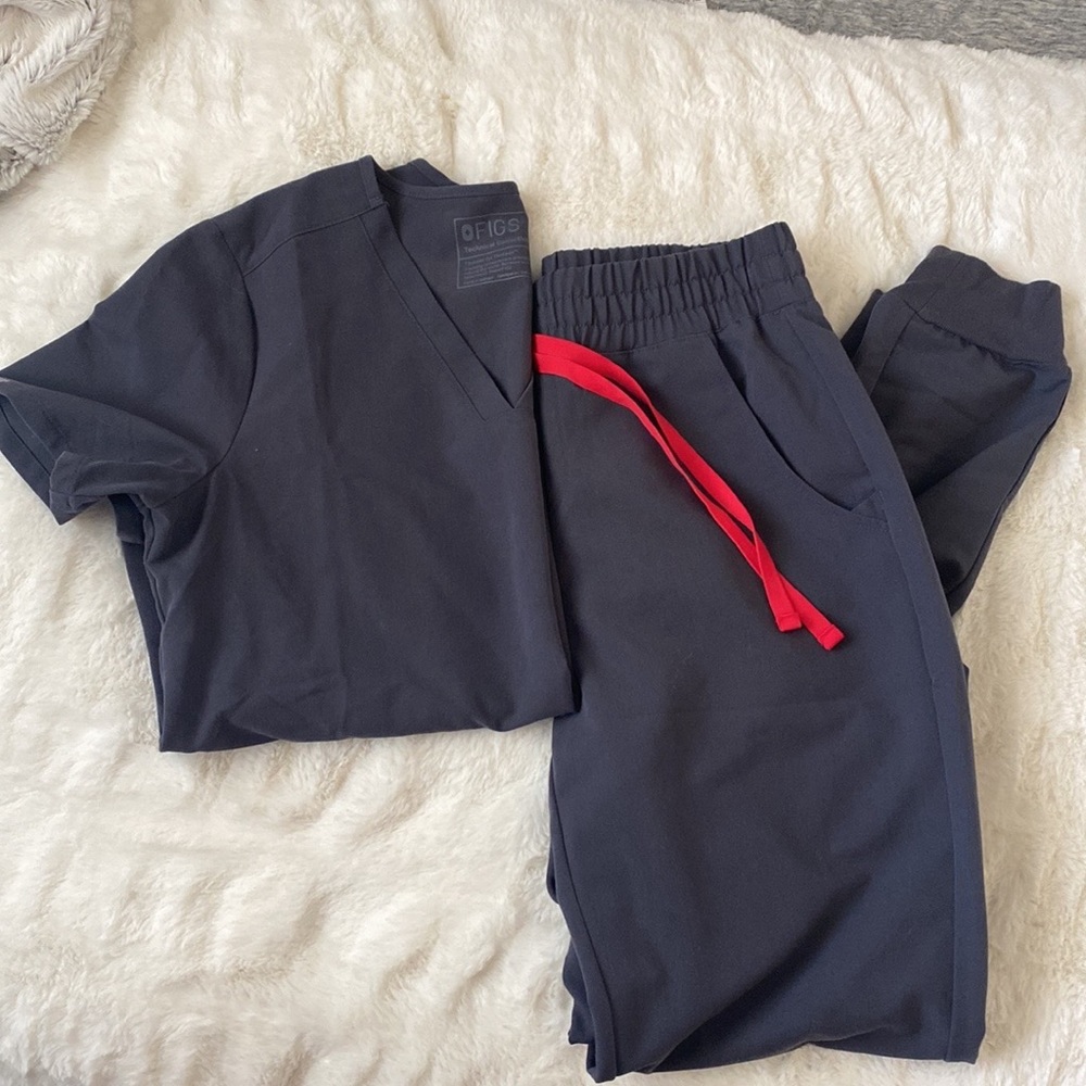 Figs Women’s 3 pocket Casma Top &Zamora high waisted waisted jogger